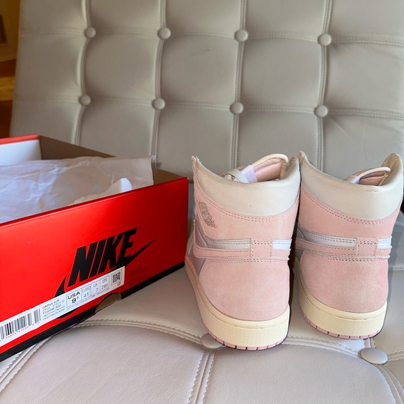 Jordan 1 Retro High OG
Washed Pink (Women's) - Picture 2 of 3